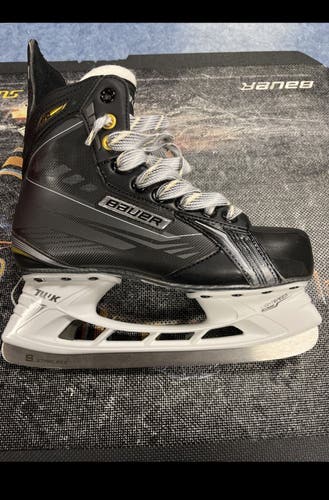 Junior Bauer Regular Width  Size 5 Supreme 170 Hockey Skates