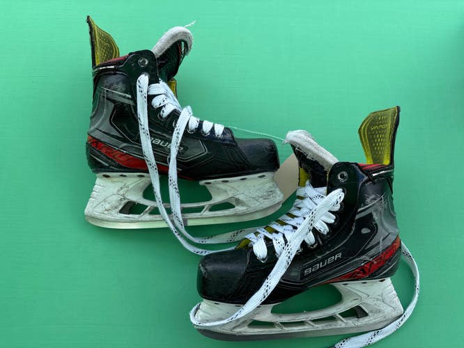 Used Intermediate Bauer Vapor X2.9 Hockey Skates Regular Width Size 5.5