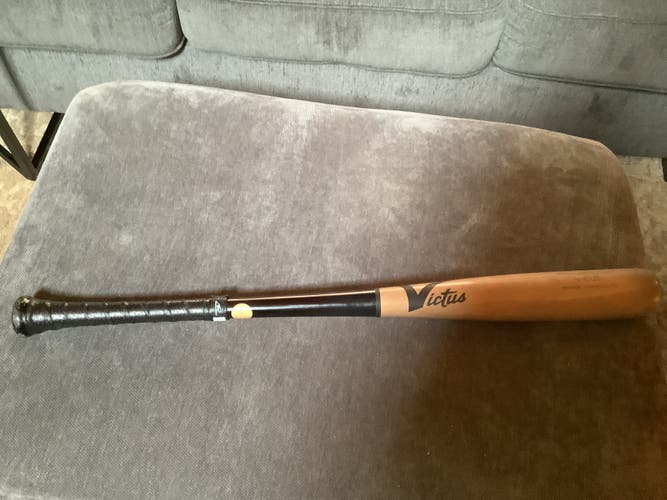 Used 2023 Victus V-Cut Bat (-3) Maple 28 oz 31"