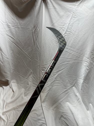 New Intermediate Bauer Right Handed Vapor Hyperlite 2 Hockey Stick P28 55 Flex