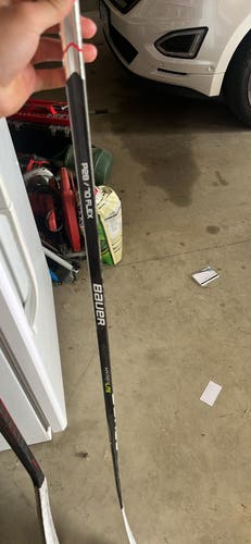 Used Senior Bauer Right Handed P28 Vapor Hyperlite Hockey Stick