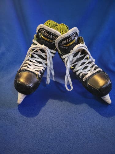 Used Junior Bauer Supreme M4 Hockey Skates Regular Width Size 3