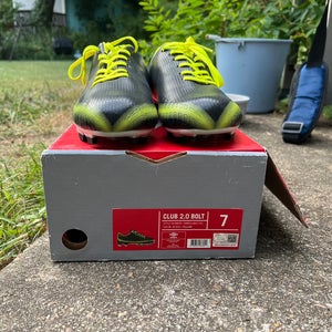 Umbro Club 2.0 Bolt Cleats