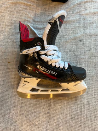 New Intermediate Bauer Regular Width  6 Vapor X4 Hockey Skates
