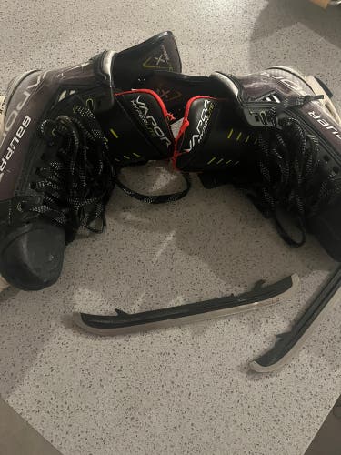 Used Junior Bauer Regular Width Size 5 Vapor Hyperlite Hockey Skates