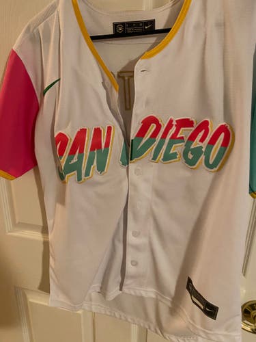 Soto city connect jersey PADRES/ White Used Adult Small Men's Nike Jersey