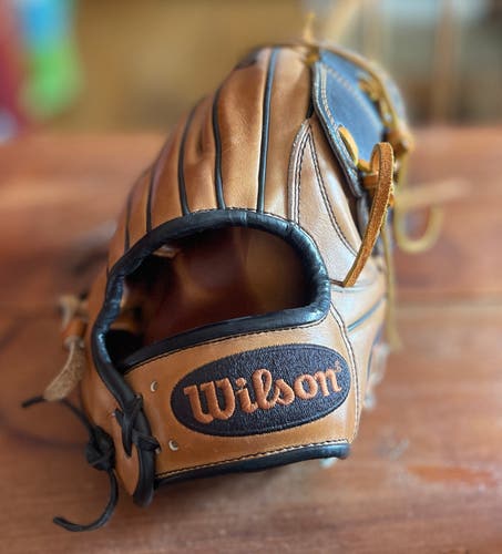 New 2019 Wilson Right Hand Throw Pitcher's A2000 Baseball Glove 11.75"