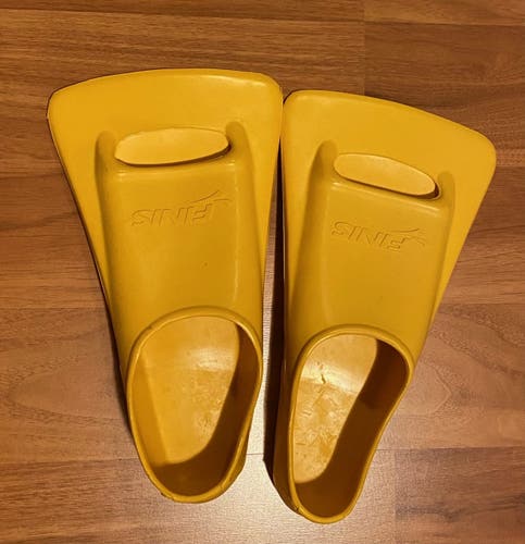 Used Short Swimming Fins - Male 5.5-7; Female 6.5-8