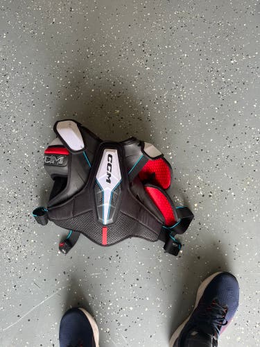 Hockey shoulder pads