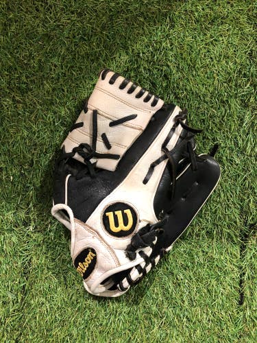 Used Wilson A500 Right Hand Throw Pitcher's Softball Glove 12"