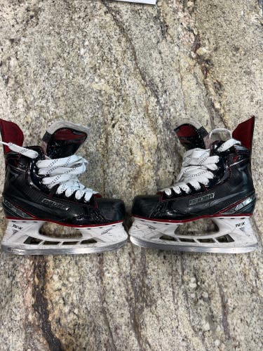 Used Bauer Vapor X2.7 size 5.5 D skates