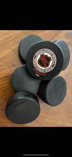 Hockey pucks Black