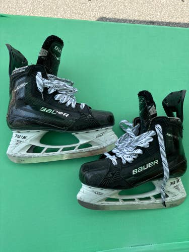 Used Senior Bauer Supreme Matrix Hockey Skates 7.5
