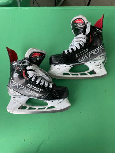 Used Intermediate Bauer Vapor X3.7 Hockey Skates Regular Width Size 5.5