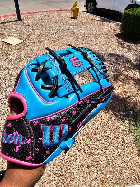 New Wilson Right Hand Throw Infield A2000 GOTM flamingo Baseball Glove