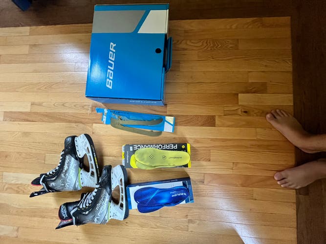 Bauer Hyperlite skates size 6 fit 1
