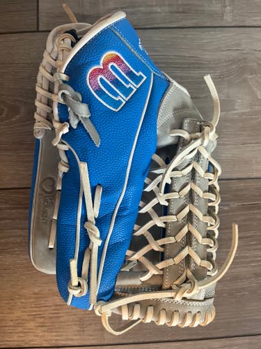Used 2022 Right Hand Throw Wilson Outfield A2000 Baseball Glove 12.25"