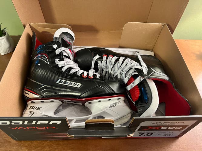 Bauer Vapor X500 Senior Hockey Skates Size 7.0