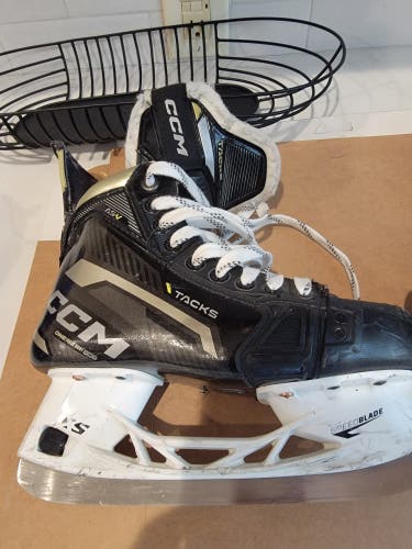 Used Intermediate CCM AS-V Hockey Skates Regular Width Size 4.5