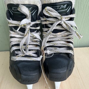 Used CCM Super Tacks 937D Size 2.5 Ice Hockey Skates. A R4 S5 L2