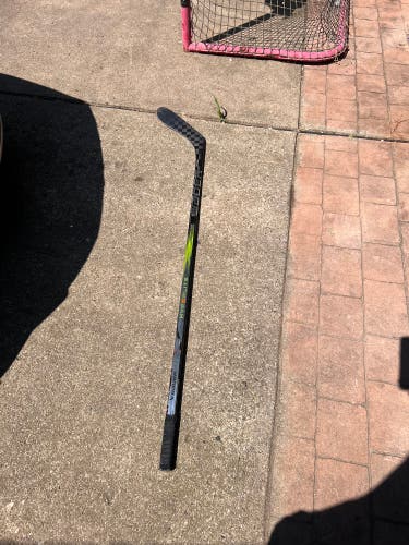 Used Junior Bauer Left Hand P28 Vapor Hyperlite 2 Hockey Stick