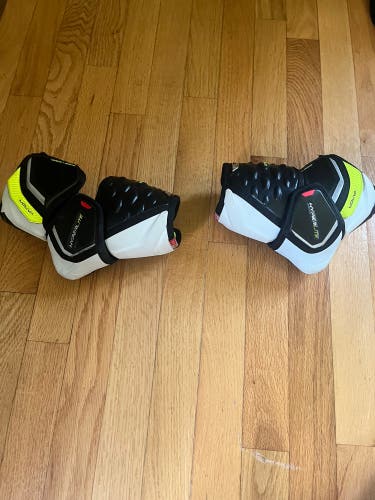 Bauer Hyperlite elbow pads Junior Medium (damaged On Right, See Picture)