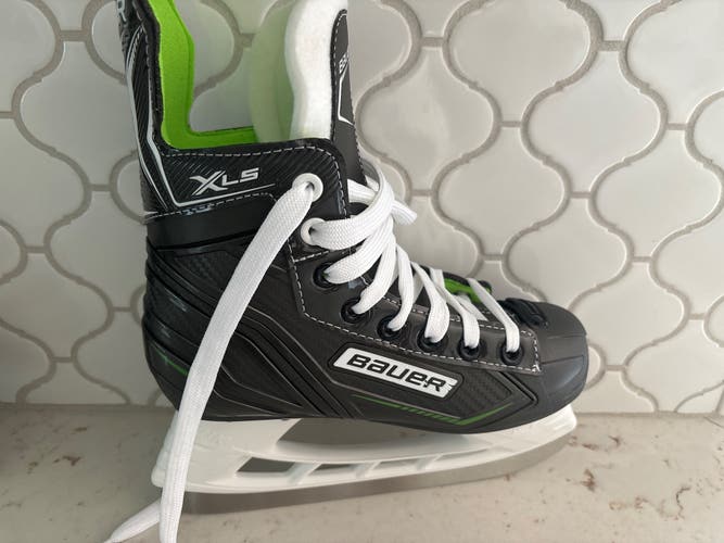 New Junior Bauer Regular Width Size 2 Hockey Skates