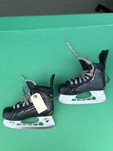 Used Youth Bauer Supreme One.9 Hockey Skates Regular Width 13.5