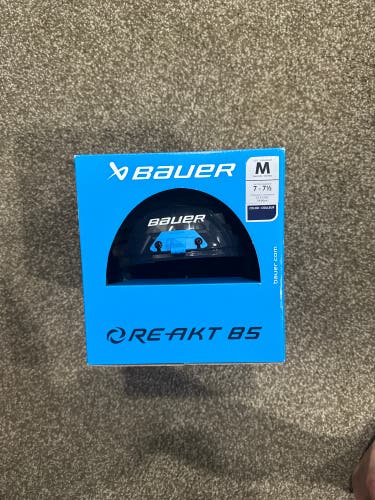 New Medium Bauer  Re-Akt 85 Helmet
