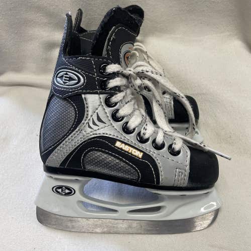 Junior Youth Size 8 Easton Synergy 700 Ice Hockey Skates.