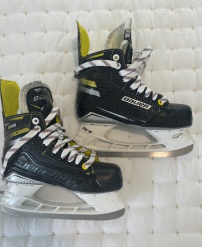 Used Junior Bauer Supreme S35 Hockey Skates Regular Width Size 3