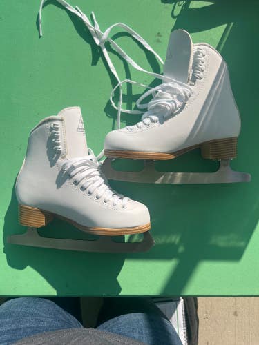 Used White Jackson Ultima 200 Figure Skates Size 4