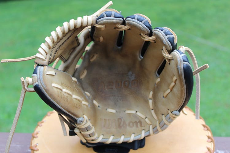 Used Right Hand Throw Wilson Infield A2000 Baseball Glove 11.5"