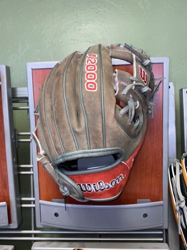 New Wilson December 2023 GOTM Right Hand Throw Infield A2000 Baseball Glove 11.25"