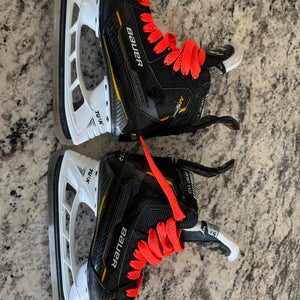 Used Youth Bauer Wide Width Size 5.5 Supreme Hockey Skates