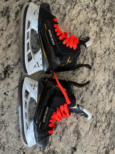 Used Youth Bauer Wide Width Size 5.5 Supreme Hockey Skates