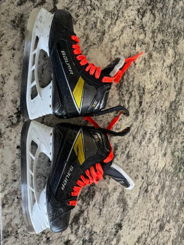 Used Youth Bauer Wide Width Size 5 Supreme Hockey Skates