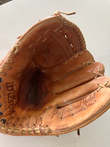 Used Right Hand Throw Wilson Outfield A2004 Baseball Glove 12.5"