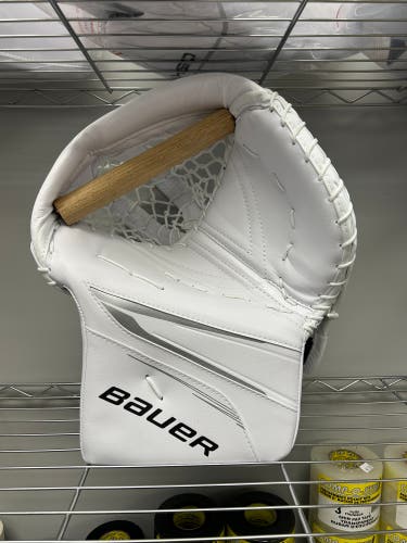 Bauer Vapor X5 Pro Sr Glove. *Ships broken in.