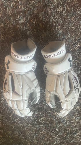 Boys’ Latin UA gloves