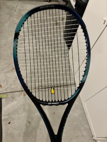 Used Adult YONEX Ezone 98 (285g) Tennis Racquet