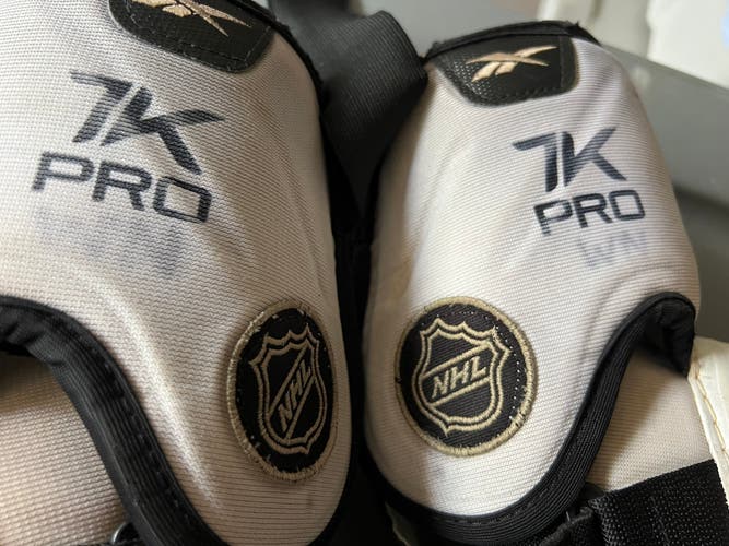 Reebok 7K NHL Pro Stock Ice Hockey Player Elbow Pads Protective Senior Size 5 Medium