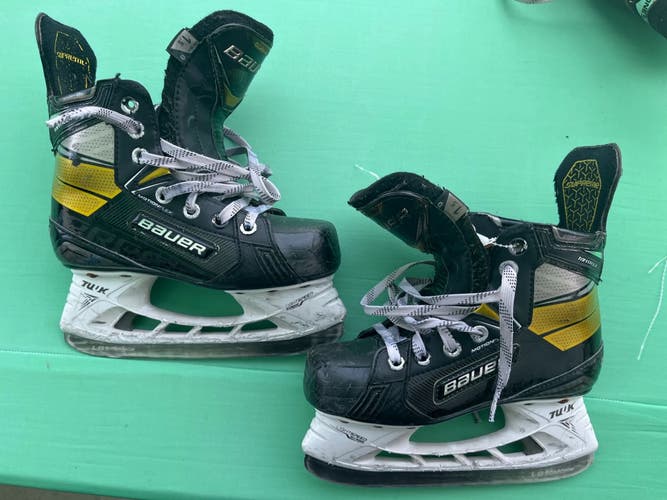 Used Junior Bauer Supreme Matrix Hockey Skates Regular Width Size 1.5