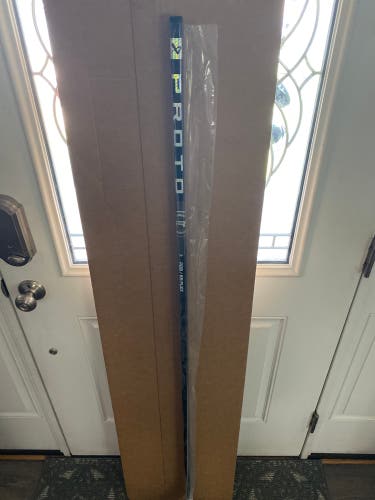 New Intermediate Bauer Right Handed P28  Proto-R Hockey Stick