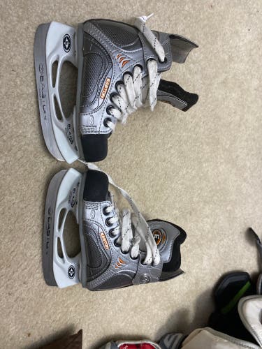 Youth Easton hockey skates sz 9