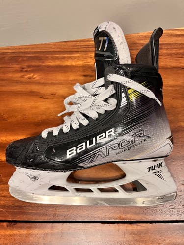 Pro Stock Bauer Vapor Hyperlite 2 Hockey Skates Regular Width 9.5