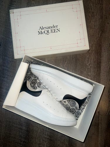 Alexander McQueens “Ivory Black “