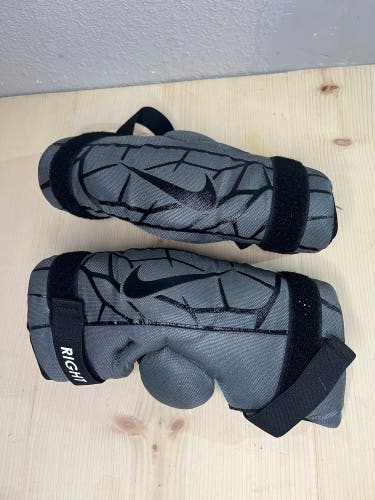 Used Youth Medium Nike Vapor LT Arm Pads ( A R6 S2 L1)