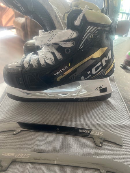 Used Junior CCM Regular Width  Size 5 AS-V Pro Hockey Skates