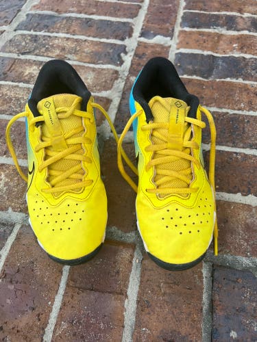 Yellow Used Youth Nike Shoes Size 4